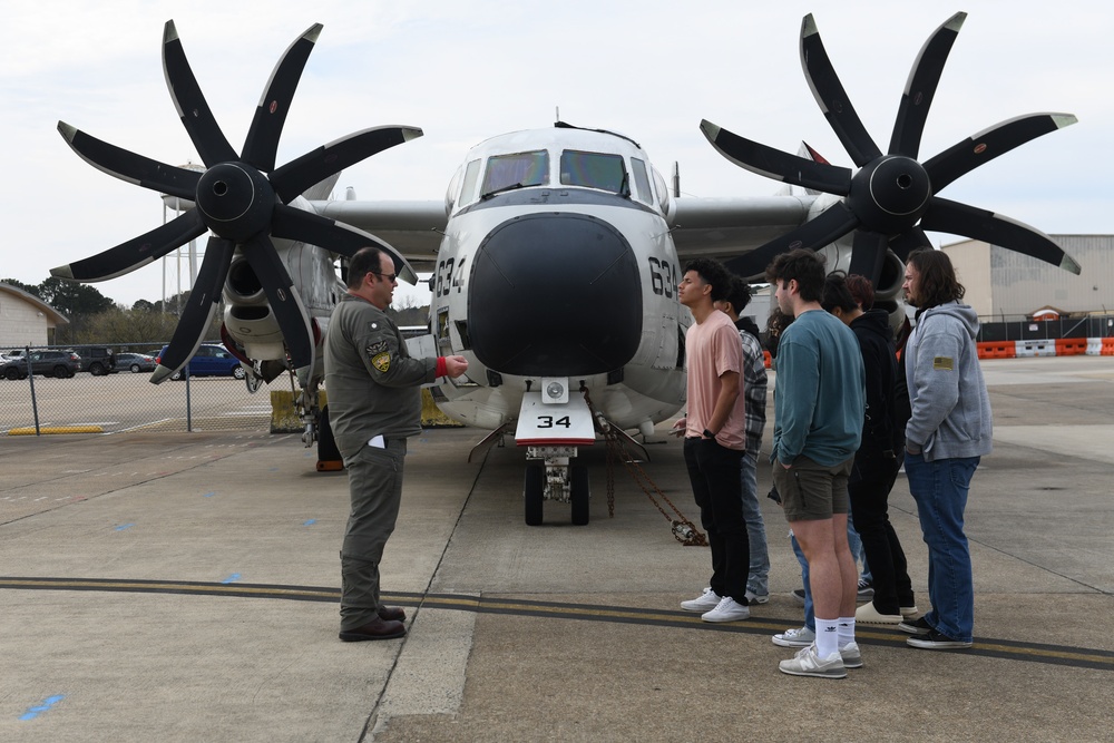 NAVSTA Norfolk’s Air Operations Department Hosts STEM Day for Local Students