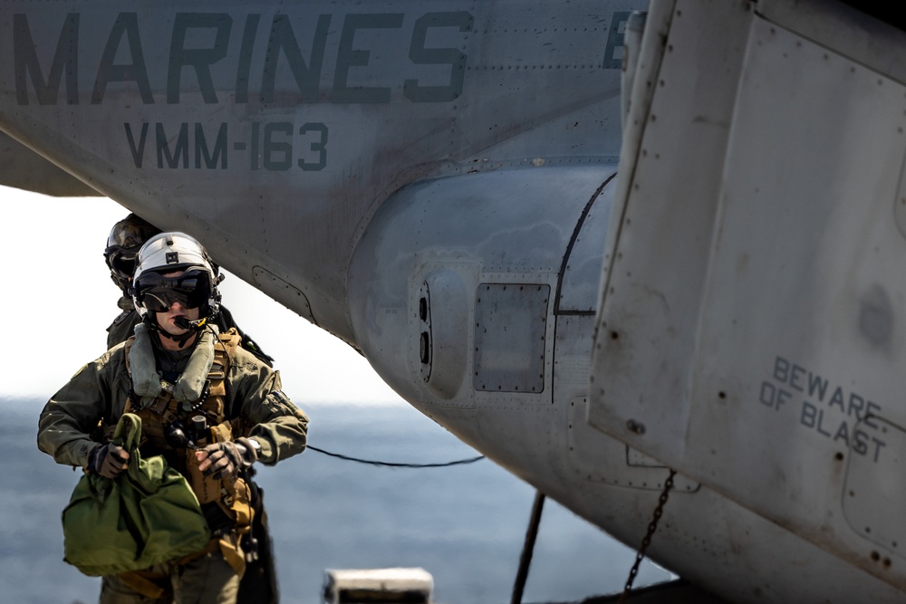 DVIDS - Images - VMM-163 conducts deck landing qualifications aboard ...