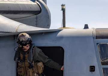 VMM-163 conducts deck landing qualifications aboard the SS Curtiss