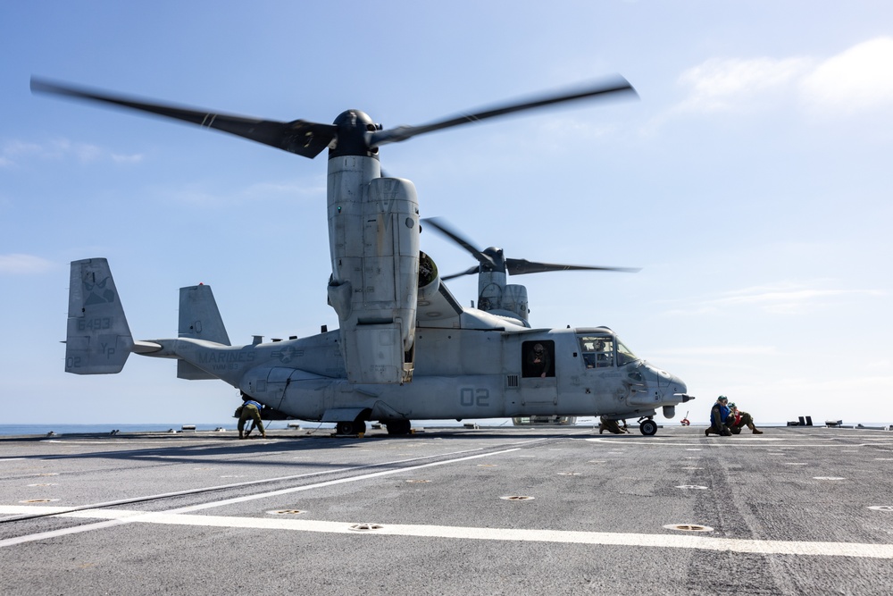 DVIDS - Images - VMM-163 conducts deck landing qualifications aboard ...