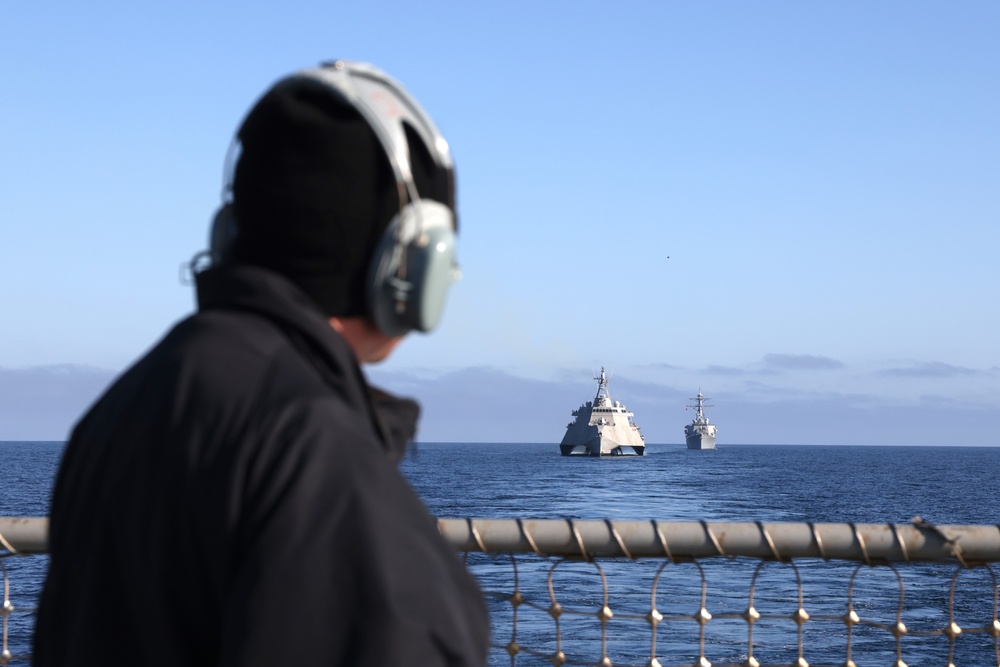 USS Hopper (DDG 70), USS Kansas City (LCS 22) and USS Sterett (DDG 104) Sail in Formation
