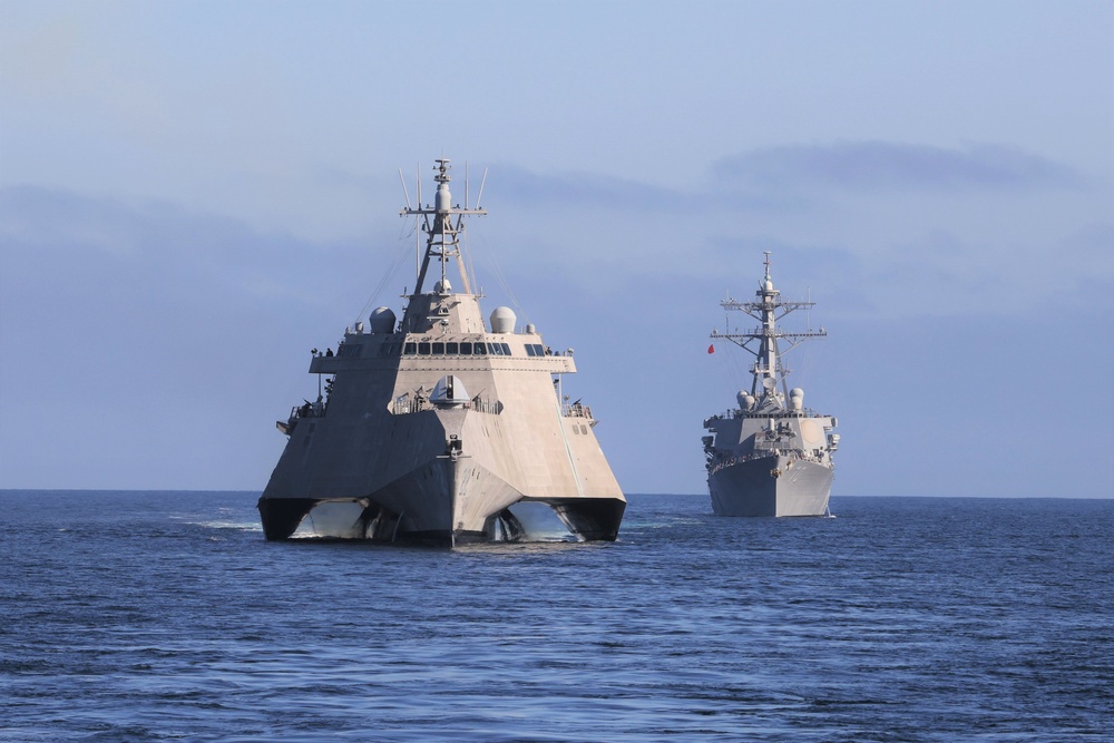 USS Hopper (DDG 70), USS Kansas City (LCS 22) and USS Sterett (DDG 104) Sail in Formation
