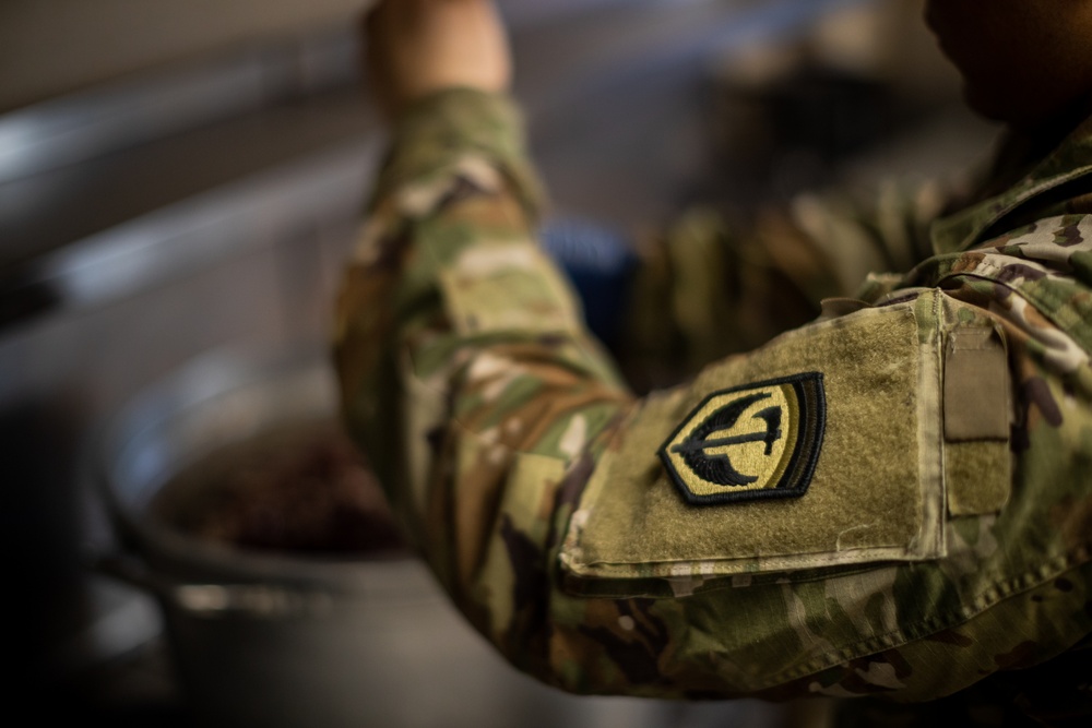 902nd Field Feeding Platoon prepare meals for drill weekend