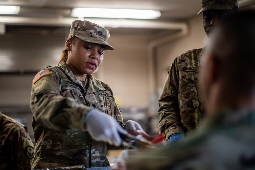 902nd Field Feeding Platoon prepare meals for drill weekend