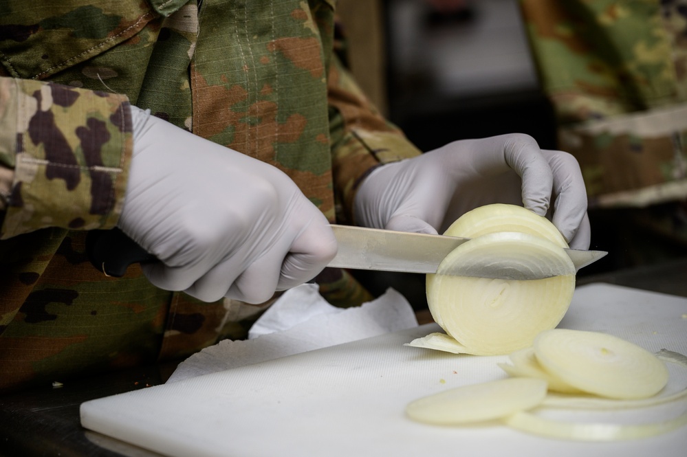 902nd Field Feeding Platoon prepare meals for drill weekend