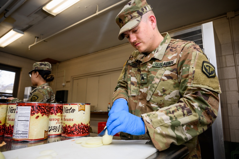 902nd Field Feeding Platoon prepare meals for drill weekend