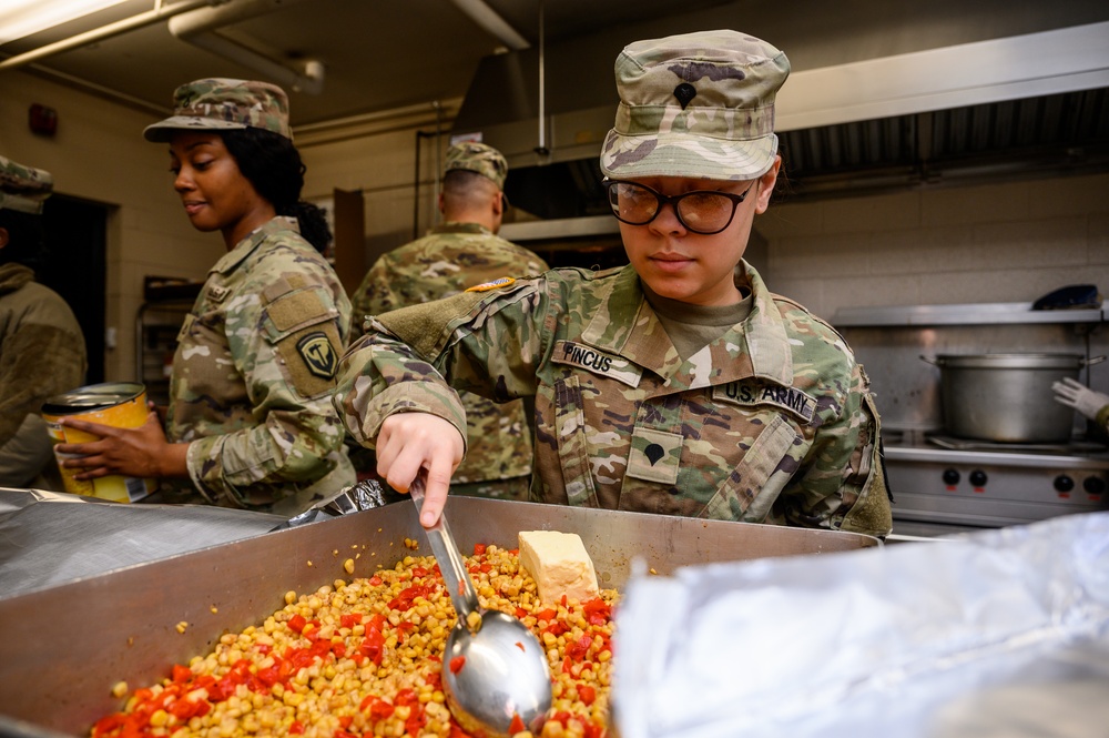 902nd Field Feeding Platoon prepare meals for drill weekend