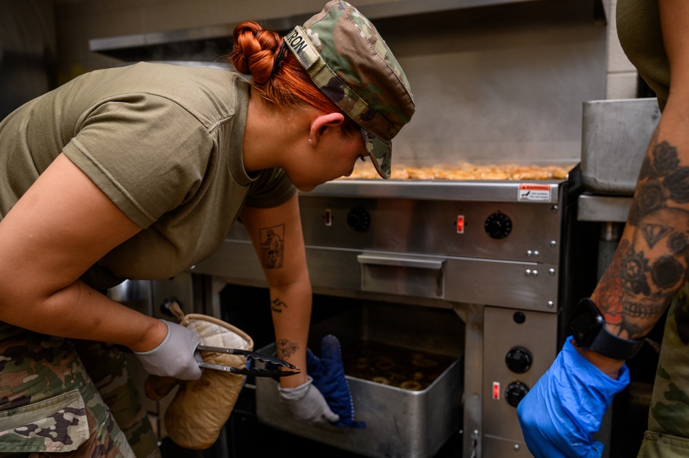 902nd Field Feeding Platoon prepare meals for drill weekend