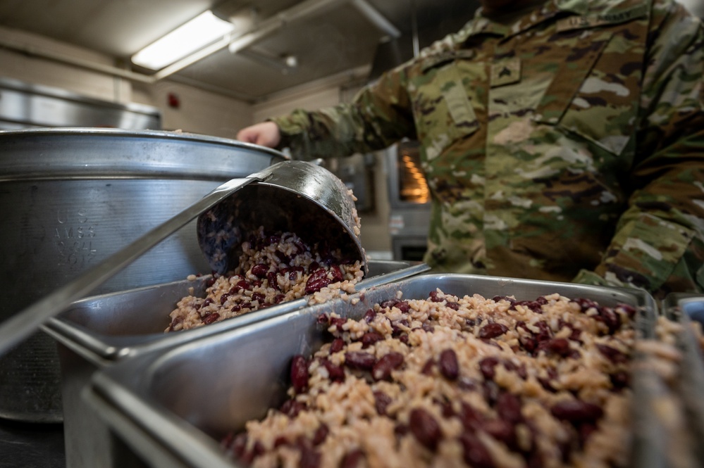 902nd Field Feeding Platoon prepare meals for drill weekend