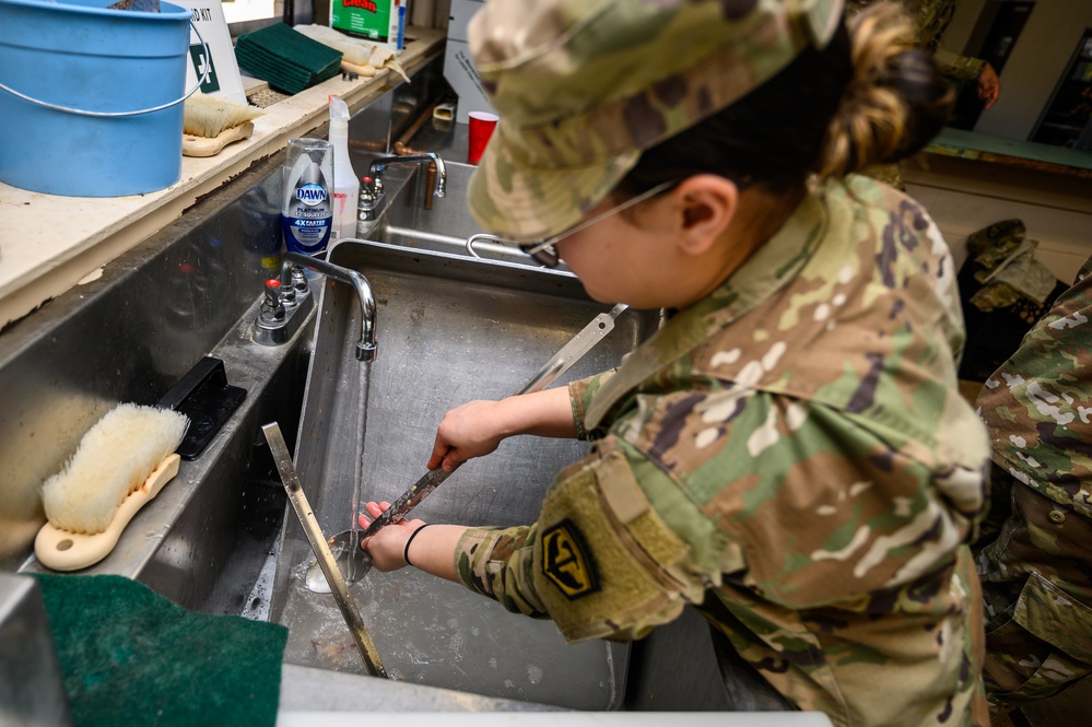 902nd Field Feeding Platoon prepare meals for drill weekend