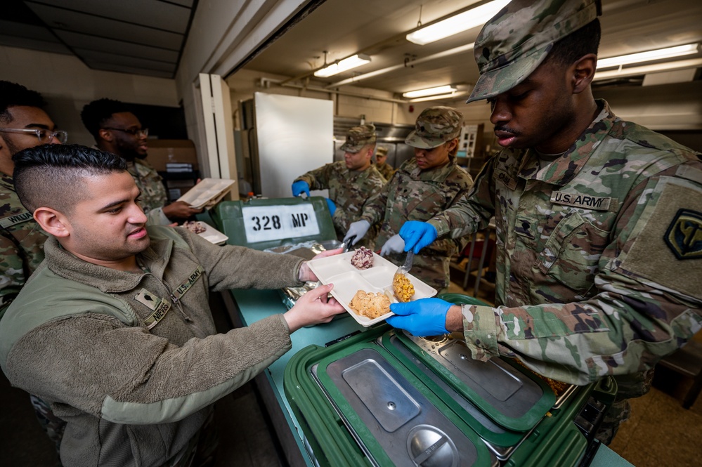 902nd Field Feeding Platoon prepare meals for drill weekend