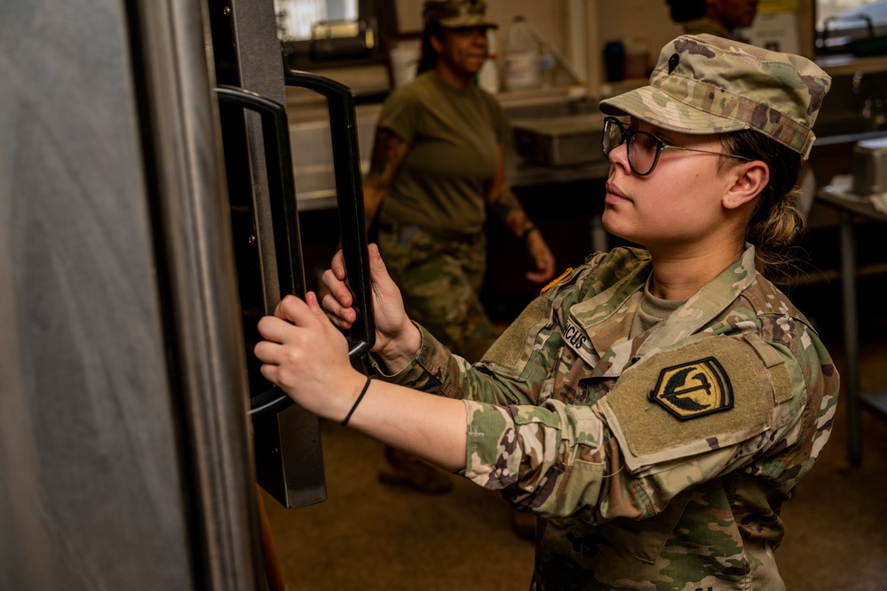 902nd Field Feeding Platoon prepare meals for drill weekend