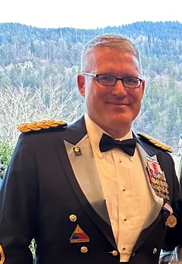 Army exchange officer receives Soldier’s Medal for helping derailed train victims in Germany