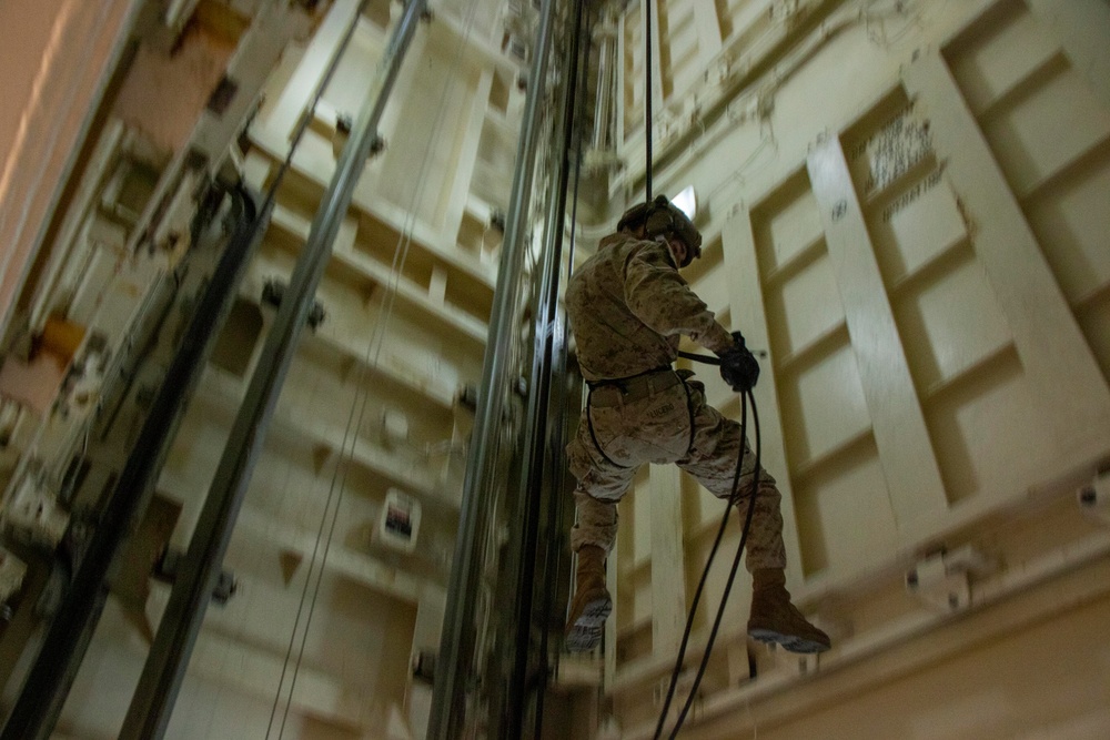 DVIDS Images Anchorage Rappelling Exercise [Image 2 of 2]