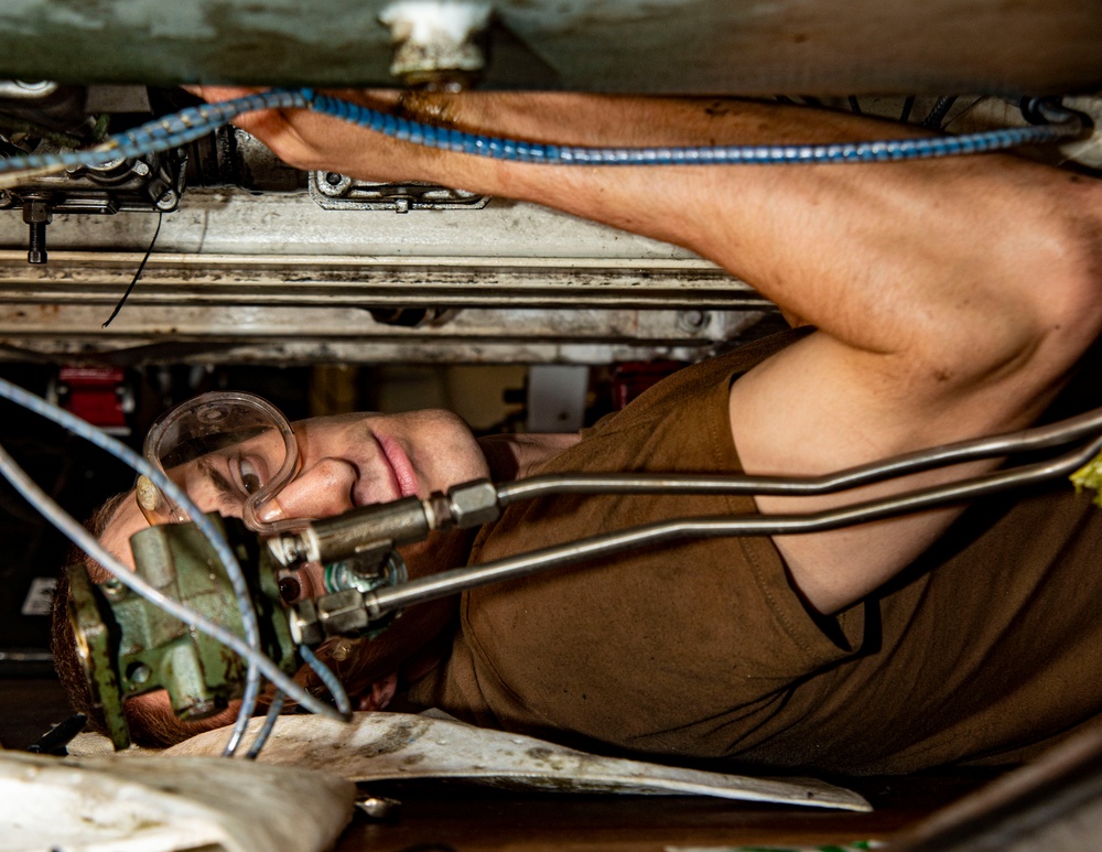 Sailor Installs Spotting Dolly Governor lever