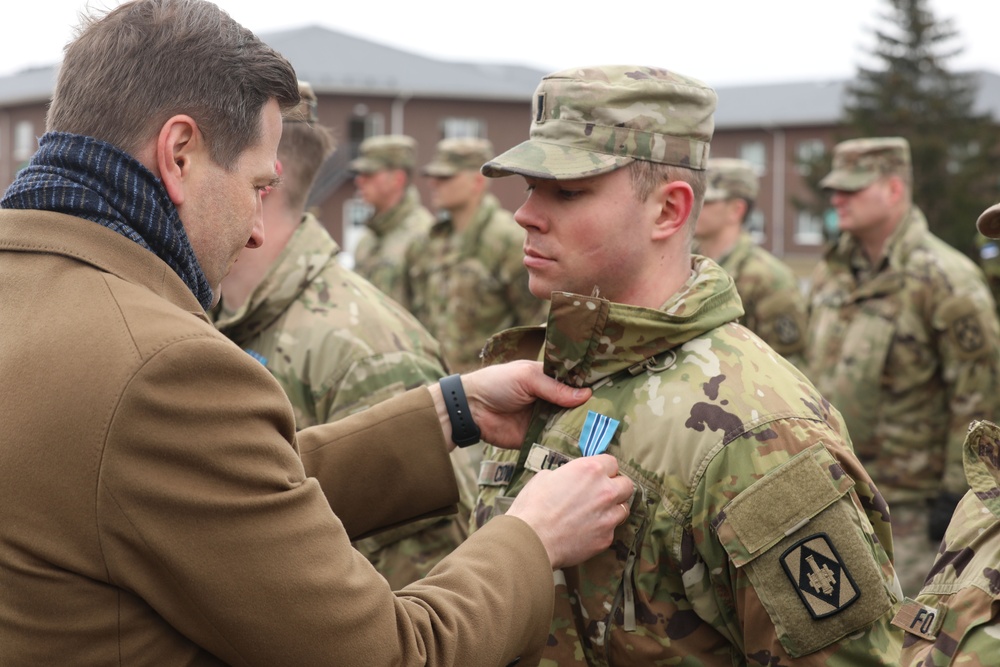 Soldiers receive NATO Medal from Estonian Minister of Defence