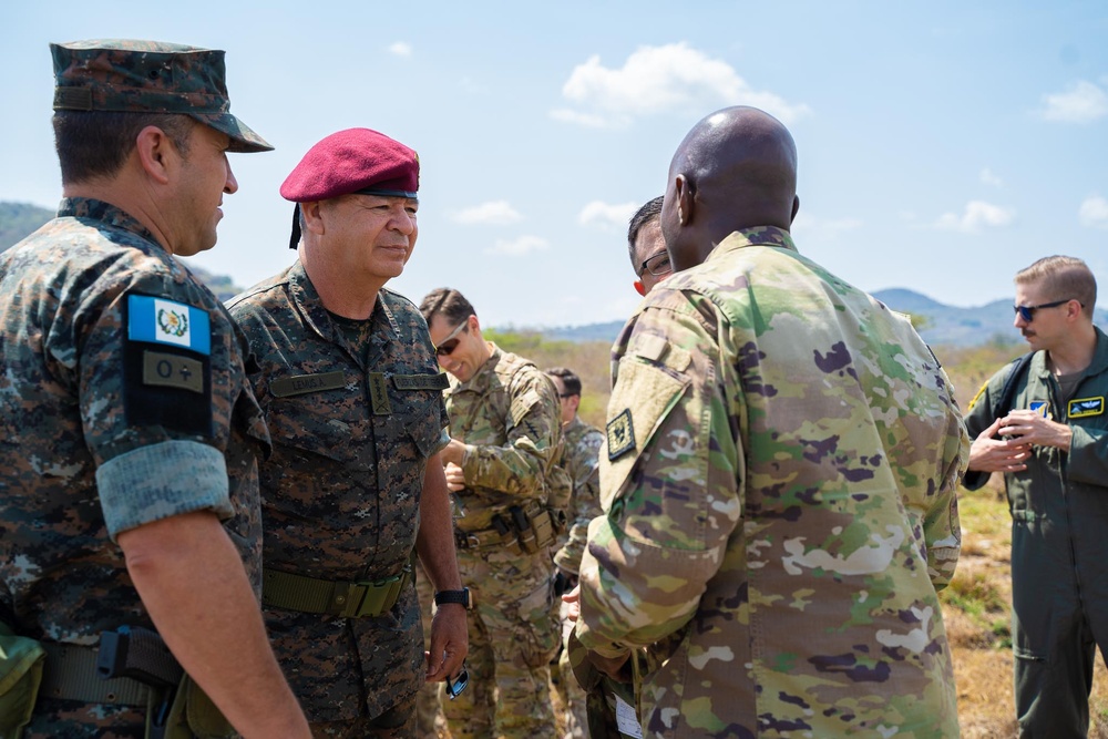 Arkansas Army National Guard Commander visits Third Infantry Brigade (Tercera Brigada de Infanteria) to observe collaborative training efforts.