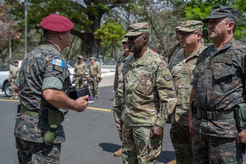 Arkansas Army National Guard Commander visits Third Infantry Brigade (Tercera Brigada de Infanteria) to observe collaborative training efforts.
