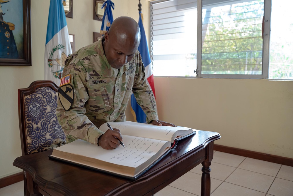 Arkansas Army National Guard Commander visits Third Infantry Brigade (Tercera Brigada de Infanteria) to observe collaborative training efforts.