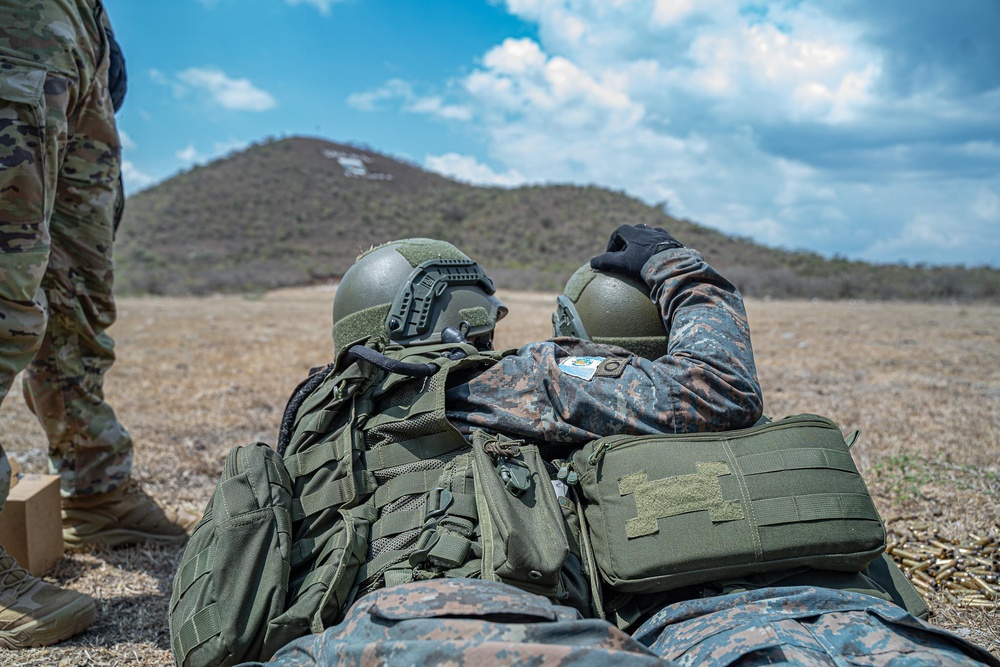 Arkansas Army National Guard Commander visits Third Infantry Brigade (Tercera Brigada de Infanteria) to observe collaborative training efforts.