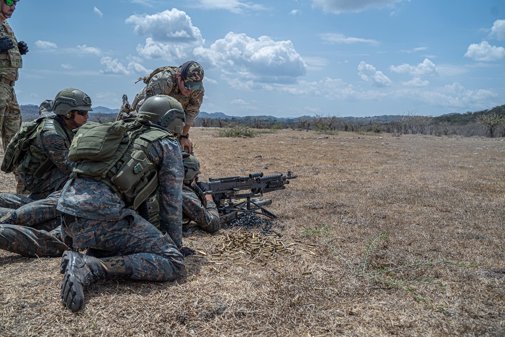 Arkansas Army National Guard Commander visits Third Infantry Brigade (Tercera Brigada de Infanteria) to observe collaborative training efforts.
