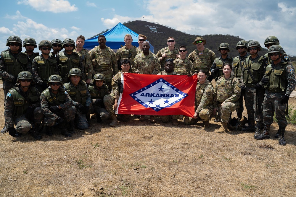Arkansas Army National Guard Commander visits Third Infantry Brigade (Tercera Brigada de Infanteria) to observe collaborative training efforts.
