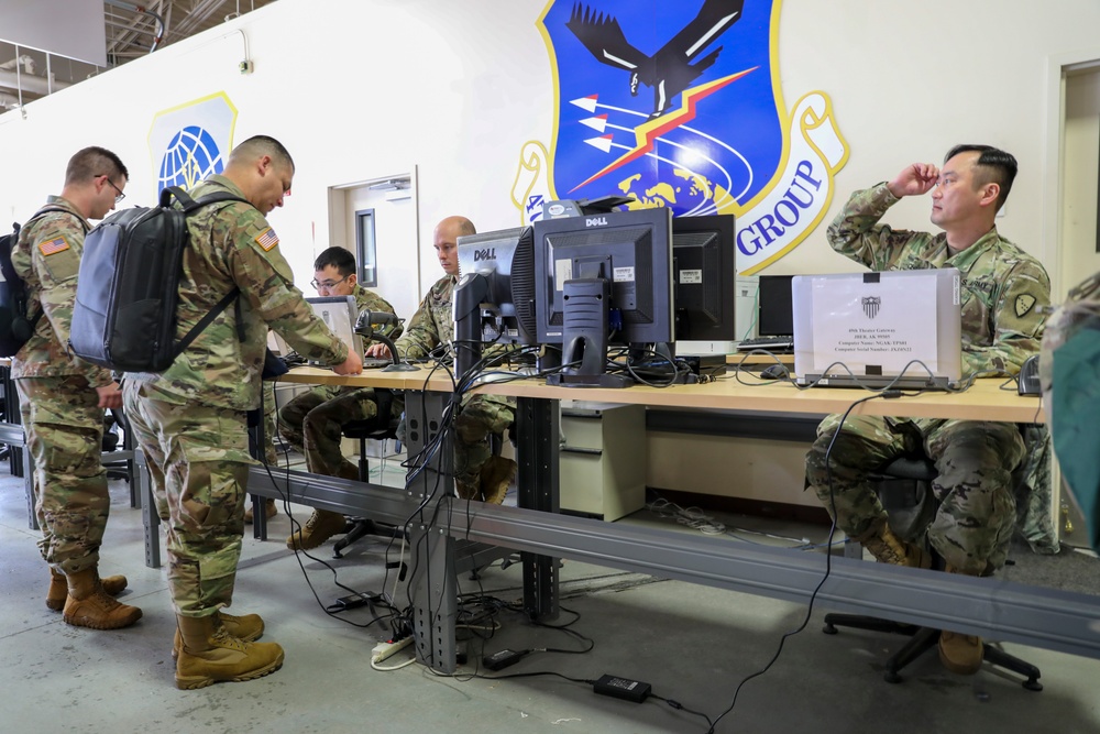 Alaska Army Guardsmen, Reservists support incoming troops for exercise