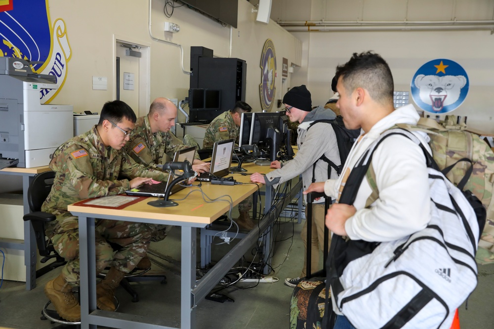 Alaska Army Guardsmen, Reservists support incoming troops for exercise