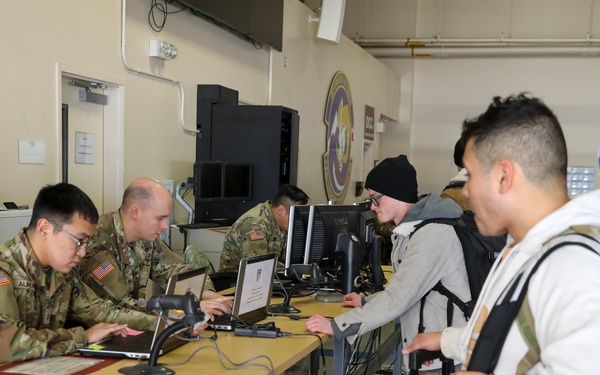 Alaska Army Guardsmen, Reservists support incoming troops for exercise