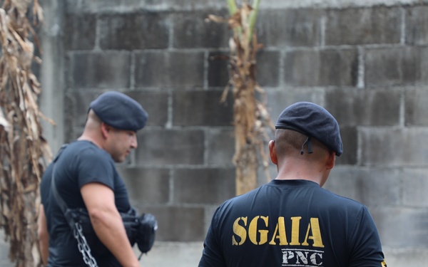 Green Berets teach Guatemalan partners K-9 Handling skills