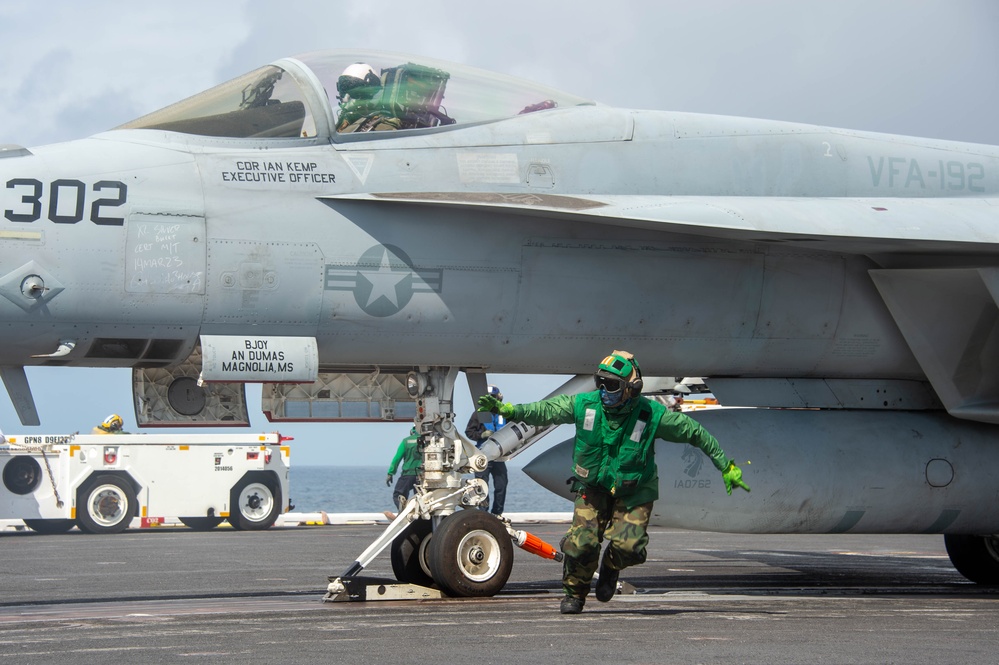 USS Carl Vinson (CVN 70) Commanding Officer Pilots an F/A-18E Super Hornet