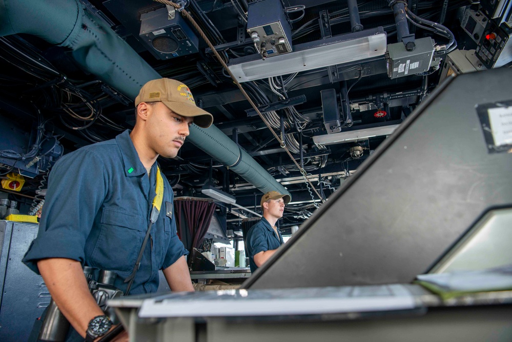 Wayne E. Meyer Conducts Underway Replenishment