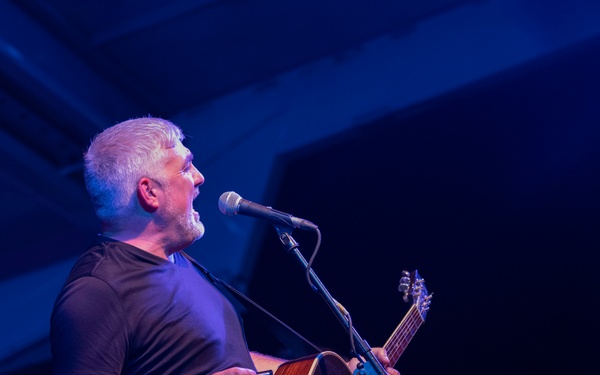 Taylor Hicks, American Idol season 6 winner performs a CLDJ