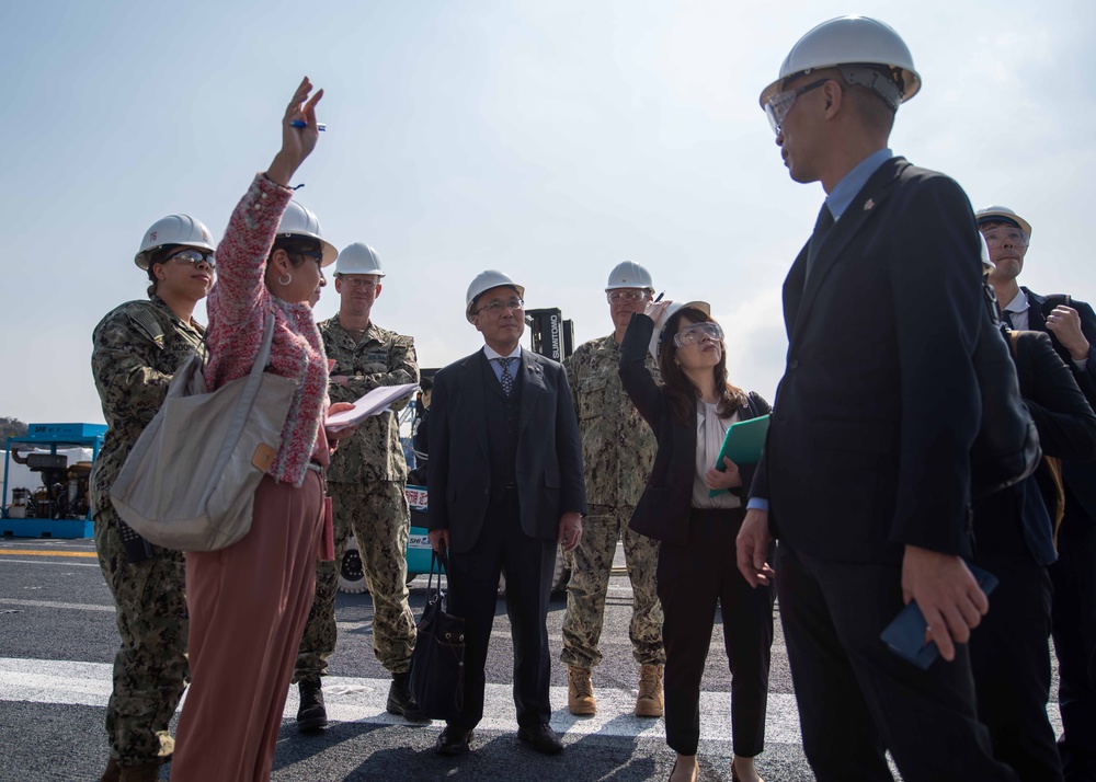 USS Ronald Reagan (CVN 76) Kanagawa prefecture government member tour