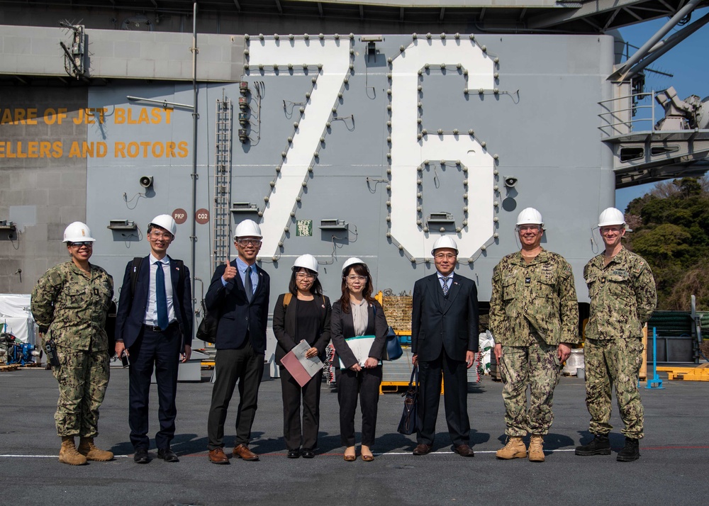 USS Ronald Reagan (CVN 76) Kanagawa prefecture government member tour