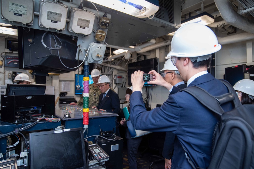 USS Ronald Reagan (CVN 76) Kanagawa prefecture government member tour