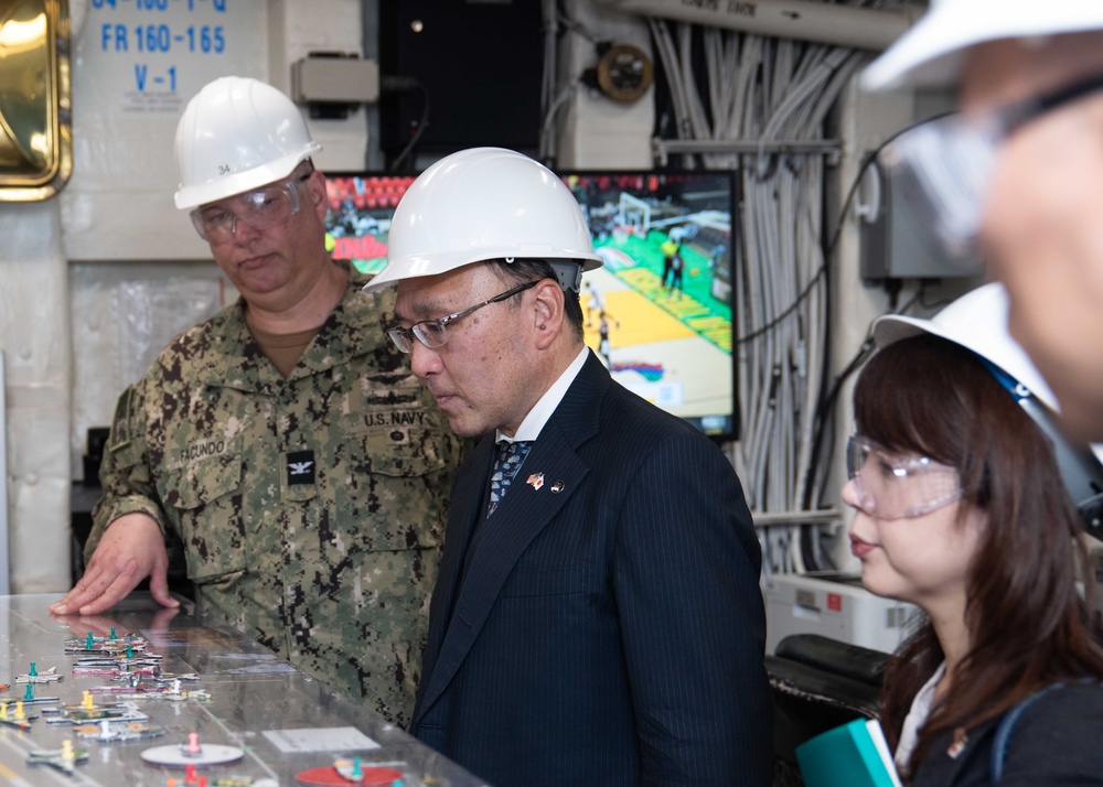 USS Ronald Reagan (CVN 76) Kanagawa prefecture government member tour