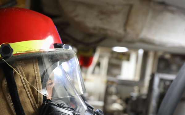 USS Ramage (DDG 610) conduct a general quarters drill