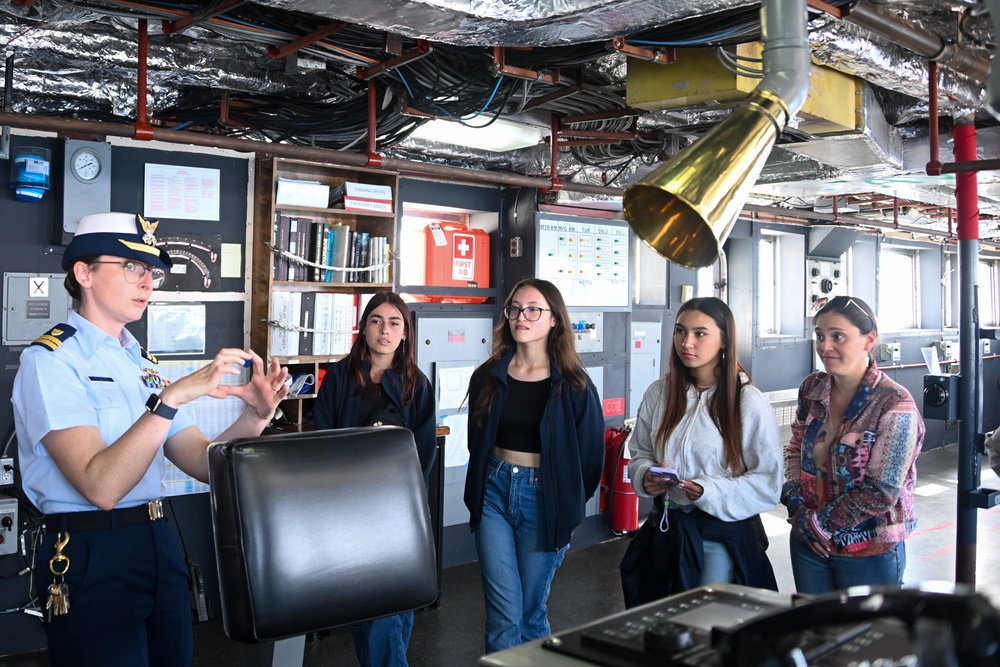 U.S. Coast Guard Cutter Polar Star hosts Instituto Chileno Norteamericano de Cultura Valparaíso youth