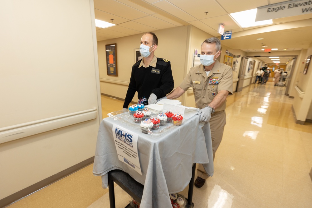 Walter Reed Leadership Deliver Cupcakes to Staff