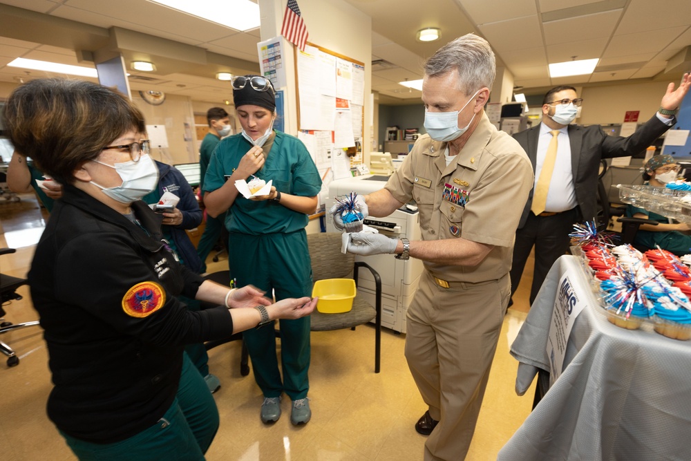 Walter Reed Leadership Deliver Cupcakes to Staff