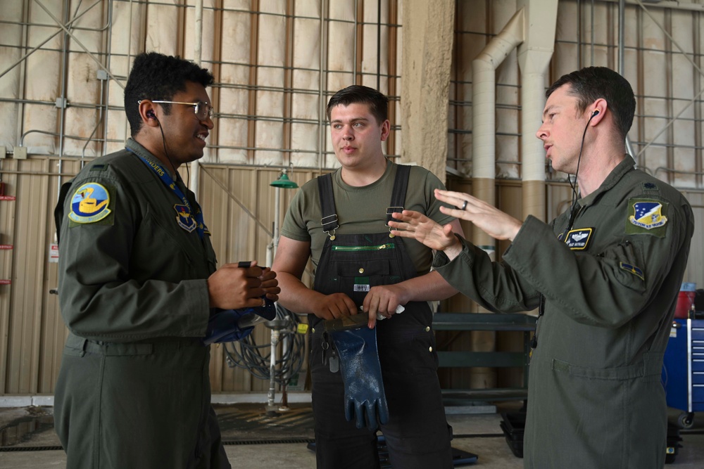 311th FS Pilots conduct ground refuel training