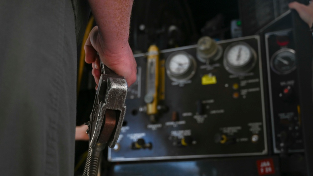 311th FS Pilots conduct ground refuel training