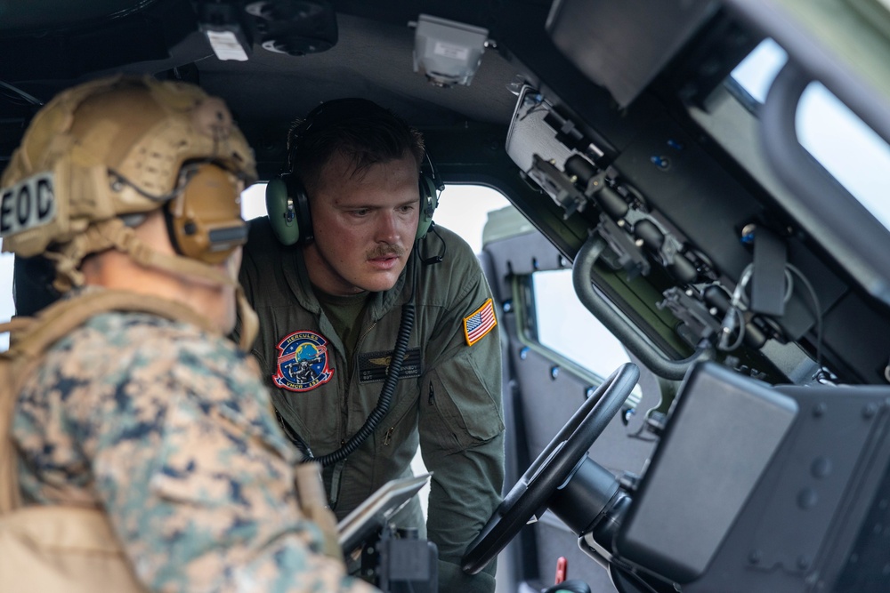 MWSS-174, VMGR-153 Conduct JLTV Load Training