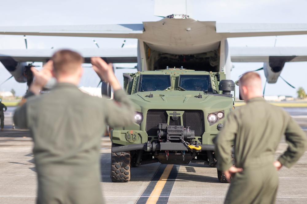 MWSS-174, VMGR-153 Conduct JLTV Load Training