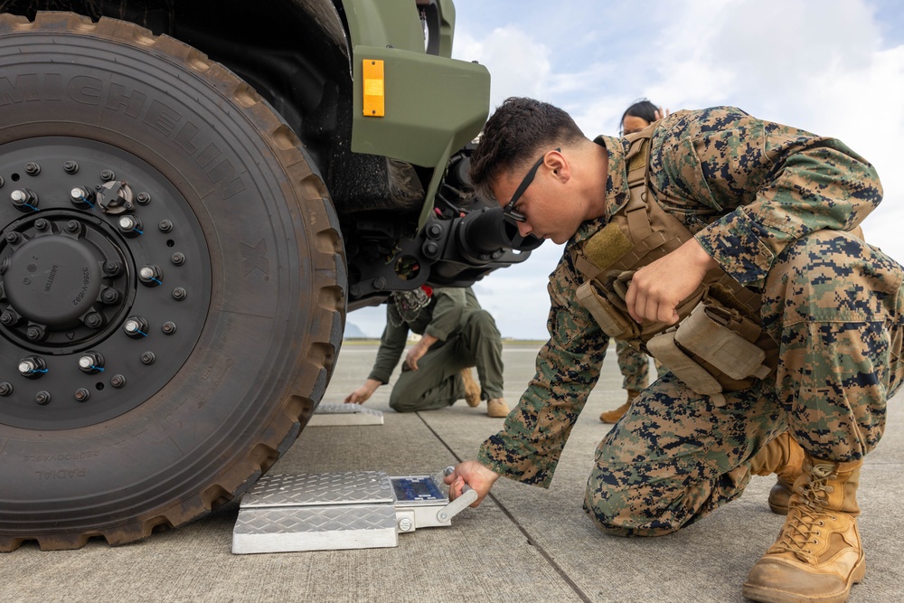 MWSS-174, VMGR-153 Conduct JLTV Load Training