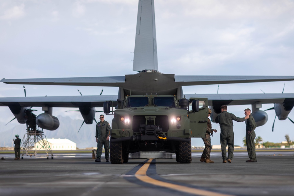 MWSS-174, VMGR-153 Conduct JLTV Load Training