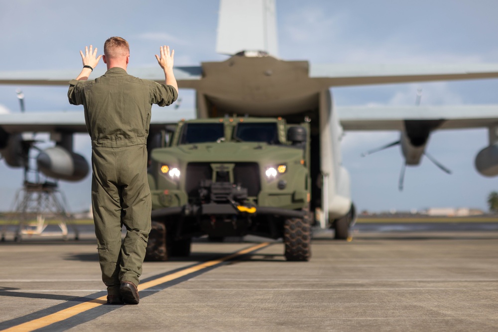 MWSS-174, VMGR-153 Conduct JLTV Load Training