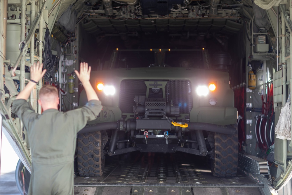 MWSS-174, VMGR-153 Conduct JLTV Load Training