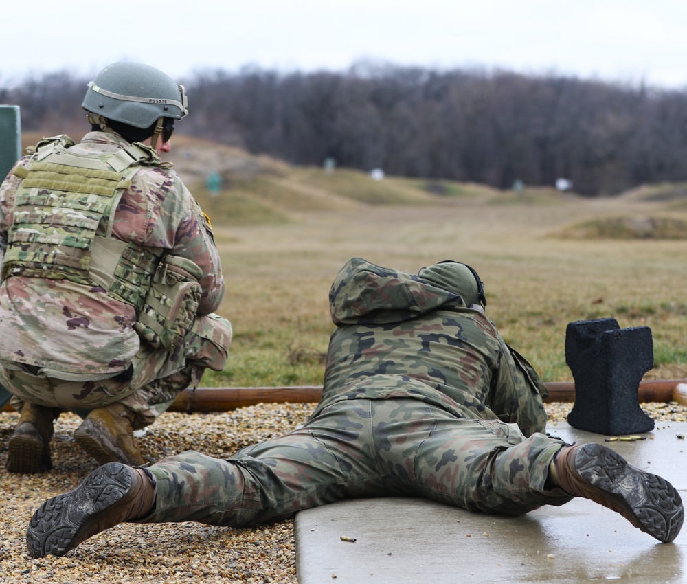 DVIDS - Images - ILLINOIS NATIONAL GUARD SOLDIERS RECEIVE POLISH ARMED ...